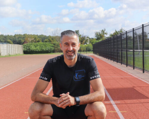 Personal trainer voor ondernemers Kurt Vanbaelen op een atletiekbaan na een trainingssessie.